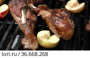 Chicken legs, apples, potatoes, cooked simultaneously on the gas grill. Стоковое видео, видеограф Gennadij Eichhorn / Фотобанк Лори