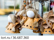 Традиционная выставка изделий народных промыслов. Кукла-амулет ручной работы изготовлена из бересты и других натуральных материалов. (2020 год). Редакционное фото, фотограф Александр Бушков / Фотобанк Лори
