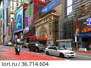 42nd Street, major crosstown street on Island and New York City borough of Manhattan (2021 год). Редакционное фото, фотограф Валерия Попова / Фотобанк Лори