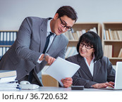 Businesspeople having business discussion in office. Стоковое фото, фотограф Elnur / Фотобанк Лори