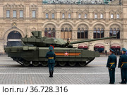 Российский боевой танк Т-14 «Армата» на тяжёлой гусеничной платформе во время генеральной репетиции парада Победы на Красной площади (2021 год). Редакционное фото, фотограф Free Wind / Фотобанк Лори