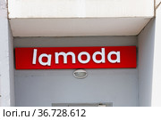 Moscow, Russia - May 5. 2021. Point of issue of orders of Lamoda online store. Редакционное фото, фотограф Володина Ольга / Фотобанк Лори