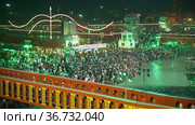 Women worshipping Ganges river wearing mask and maintaining social distancing to stay safe from coronavirus, Applepreores 422 4k Cinetone (2021 год). Редакционное видео, видеограф Devendra Rawat / Фотобанк Лори