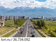 Улица Момыш Улы в Алма-Ате (2020 год). Редакционное фото, фотограф Михаил Старшов / Фотобанк Лори