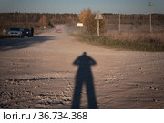 Угра, национальный парк, автопортрет с длинной тенью (2021 год). Редакционное фото, фотограф Дмитрий Неумоин / Фотобанк Лори