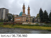 Старинная сунитская мечеть (Мечеть Мухтарова) в городском пейзаже пасмурным октябрьским днем. Владикавказ, Северная Осетия (2021 год). Стоковое фото, фотограф Виктор Карасев / Фотобанк Лори