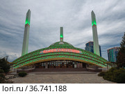 Мечеть "Сердце матери" (Аймани Кадыровой) облачным сентябрьским вечером. Аргун, Чеченская республика (2021 год). Редакционное фото, фотограф Виктор Карасев / Фотобанк Лори