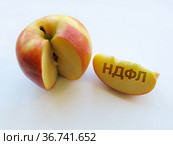 Яблоко с отрезанной долькой. Концепция налога на заработную плату. Стоковое фото, фотограф Татьяна Т / Фотобанк Лори