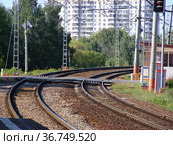 Деревянный настил через железнодорожные пути рядом с железнодорожной платформой станции "Водники" Савёловского направления Московской железной дороги. Город Долгопрудный. Московская область (2011 год). Стоковое фото, фотограф lana1501 / Фотобанк Лори