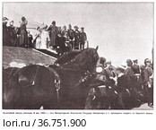 Высочайший смотр войскам 8 мая 1902 года. Его Величество Государь Император и господин президент Эмиль Лубе сходят с Царского валика.  Франко-русские торжества. Иллюстрация из журнала "Московский листок" 1902 года. Стоковая иллюстрация, иллюстратор Макаров Алексей / Фотобанк Лори