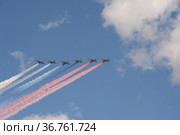 Группа штурмовиков Су-25 "Грач" дымят цветами российского флага в небе над Красной площадью во время генеральной репетиции парада, посвященного 76-летию Победы в Великой Отечественной войне (2021 год). Редакционное фото, фотограф Free Wind / Фотобанк Лори