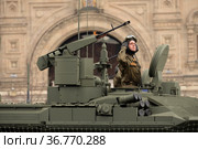 Командир танка Т-90М на генеральной репетиции парада в честь Дня Победы на Красной площади Москвы (2021 год). Редакционное фото, фотограф Free Wind / Фотобанк Лори