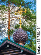Russia, Yekaterinburg, July 2021: Golden cross on the dome against the blue sky. Temple of St. Seraphim of Sarov in the monastery in honor of the holy royal passion-bearers "Ganina Yama" on a summer sunny day. Стоковое фото, фотограф Акиньшин Владимир / Фотобанк Лори