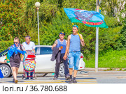 Russia, Nizhny Tagil, July 2021: Father, son and grandson paratroopers walk around the city on the anniversary of the formation of the Airborne Forces on a summer day. Редакционное фото, фотограф Акиньшин Владимир / Фотобанк Лори