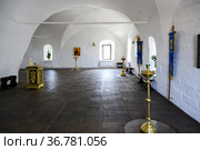 Interior decoration with golden icons and white walls of the Church of St. Nicholas the Wonderworker in the Assumption Sviyazhsky Monastery of the 17th century in Sviyazhsk, Russia (2021 год). Стоковое фото, фотограф Сергей Фролов / Фотобанк Лори