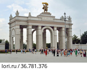Центральный вход на ВДНХ, Москва (2021 год). Редакционное фото, фотограф Елена Перминова / Фотобанк Лори