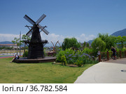FETHIYE, TURKEY - Mill sculpture in Sehit Fethi Bey Parki (2019 год). Редакционное фото, фотограф Natalia Sidorova / Фотобанк Лори