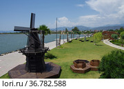 FETHIYE, TURKEY - Mill sculpture in Sehit Fethi Bey Parki (2019 год). Редакционное фото, фотограф Natalia Sidorova / Фотобанк Лори