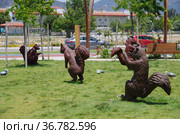 FETHIYE, TURKEY - Squirrel sculpture in Sehit Fethi Bey Parki (2019 год). Редакционное фото, фотограф Natalia Sidorova / Фотобанк Лори