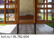 FETHIYE, TURKEY - The dog sits in a cool reading pavilion in Sehit Fethi Bey Parki (2019 год). Редакционное фото, фотограф Natalia Sidorova / Фотобанк Лори