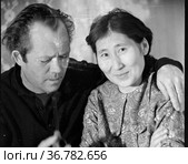 Портрет мужчины и женщины крупным планом, взрослые люди сидят рядом, парень приобнял девушку Якутку, привлекательные люди во время дружеской встречи , Токарев и Морозов в гостях у Тетериных. Редакционное фото, фотограф Варфоломей Тетерин / Фотобанк Лори