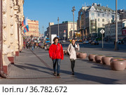 Moscow, Russia - Okt 15. 2021. Teatralny proezd one of main streets in city center (2000 год). Редакционное фото, фотограф Володина Ольга / Фотобанк Лори
