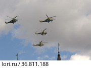Группа ударных боевых вертолетов Ми-35М и Ми-24 в небе над Красной площадью Москвы во время генеральной репетиции воздушного парада Победы (2021 год). Редакционное фото, фотограф Free Wind / Фотобанк Лори