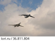 Имитация дозаправки в воздухе самолетов Ил-78 и Ту-160 в небе над Красной площадью Москвы во время генеральной репетиции воздушного парада Победы (2021 год). Редакционное фото, фотограф Free Wind / Фотобанк Лори
