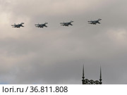 Группа многоцелевых истребителей СУ-35С в небе над Красной площадью Москвы во время генеральной репетиции воздушного парада, посвященного Дню Победы (2021 год). Редакционное фото, фотограф Free Wind / Фотобанк Лори
