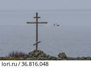 Деревянный поклонный крест и лодка. Морская практика (2020 год). Стоковое фото, фотограф Яковлев Сергей / Фотобанк Лори