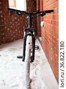 Front view at bicycle standing on snowy balcony, riding at winter season. Стоковое фото, фотограф Кекяляйнен Андрей / Фотобанк Лори