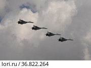 Группа многоцелевых истребителей СУ-35С в небе над Красной площадью Москвы во время генеральной репетиции воздушного парада, посвященного Дню Победы (2021 год). Редакционное фото, фотограф Free Wind / Фотобанк Лори