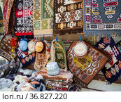 Торговля сувенирами на улицах Бахчисарая, Крым (2020 год). Редакционное фото, фотограф Вячеслав Палес / Фотобанк Лори