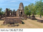 У руин древнего буддистского храма Wat Phra Pai Luang. Исторический парк города Сукхотай, Таиланд (2018 год). Стоковое фото, фотограф Виктор Карасев / Фотобанк Лори
