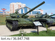 Советский основной танк Т-80 с газотурбинной установкой в экспозиции Парка Патриот солнечным днем. Каменск-Шахтинский (2021 год). Редакционное фото, фотограф Виктор Карасев / Фотобанк Лори