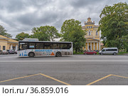 Экоавтобус на метане КАвЗ-4270-70 на Музейной площади перед зданием Музея истории Кронштадта. Ленинградская улица. Город Кронштадт. Санкт-Петербург (2021 год). Редакционное фото, фотограф Румянцева Наталия / Фотобанк Лори