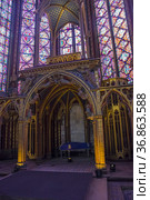 Часовня Сент-Шапель (Sainte-Chapelle). Интерьер  Верхней капеллы - рака со священными реликвиями. Париж, Франция (2018 год). Редакционное фото, фотограф Сергей Рыбин / Фотобанк Лори