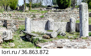 View of the ancient ruins with the remains of columns in the Tsarevets fortress (2011 год). Стоковое фото, фотограф Олег Елагин / Фотобанк Лори