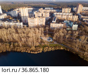 Вид сверху на жилой район и парк на берегу реки Пехорки. Город Балашиха, Московская область, Россия (2021 год). Стоковое фото, фотограф Bala-Kate / Фотобанк Лори
