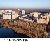 Осень в городе. Вид сверху на жилой район и парк на берегу реки Пехорки. Город Балашиха, Московская область, Россия (2021 год). Редакционное фото, фотограф Bala-Kate / Фотобанк Лори