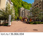 Горнолыжный курорт Роза Хутор. Набережная реки Мзымта. Rosa Khutor Ski Resort. Embankment of the Mzymta river. (2021 год). Редакционное фото, фотограф Евгений Романов / Фотобанк Лори