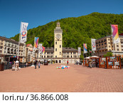 Горнолыжный курорт Роза Хутор. Набережная реки Мзымта. Rosa Khutor Ski Resort. Embankment of the Mzymta river. (2021 год). Редакционное фото, фотограф Евгений Романов / Фотобанк Лори