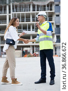 Woman getting keys to new apartment from enginner. Стоковое фото, фотограф Яков Филимонов / Фотобанк Лори