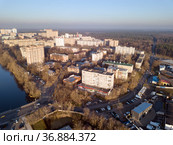 Осень в городе. Вид сверху на жилой район и реку Пехорку. Город Балашиха, Московская область, Россия (2021 год). Редакционное фото, фотограф Bala-Kate / Фотобанк Лори