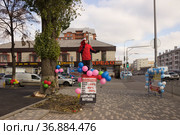 Глашатай приглашает за покупками на распродажу.  Липецк. (2021 год). Редакционное фото, фотограф Евгений Будюкин / Фотобанк Лори