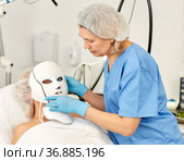Girl expects plastic surgery in clinic. Стоковое фото, фотограф Яков Филимонов / Фотобанк Лори
