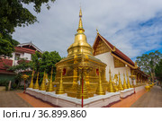 Золотая ступа в старинном буддистском храма Wat  Phra Singha. Чианг Май, Таиаланд (2018 год). Стоковое фото, фотограф Виктор Карасев / Фотобанк Лори