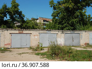 Кирпичные гаражи. 6-й микрорайон. Город Лыткарино. Московская область (2011 год). Редакционное фото, фотограф lana1501 / Фотобанк Лори