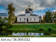 Смоленская область, город Гагарин, вид на Благовещенский собор и набережную реки Гжати (2021 год). Редакционное фото, фотограф glokaya_kuzdra / Фотобанк Лори
