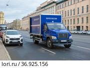 Новый среднетоннажный грузовик  "Почты России" ГАЗон NEXT  на Измайловском проспекте. Санкт-Петербург (2021 год). Редакционное фото, фотограф Виктор Карасев / Фотобанк Лори